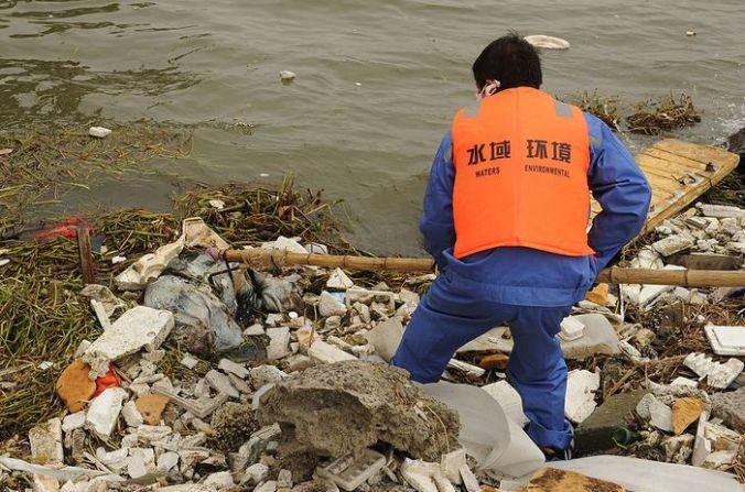 Nettoyage de déchets dans le réservoir de Shanghai.(PETER PARKS / AFP / Getty Images)