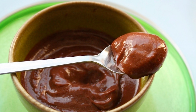 Commencer par faire fondre le chocolat au bain-marie. (Wikimédia)