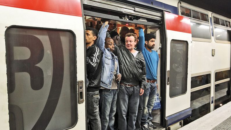 Les voyageurs du réseau ferré francilien doivent faire face quotidiennement aux affluences massives. (THOMAS SAMSON/AFP/Getty Images)