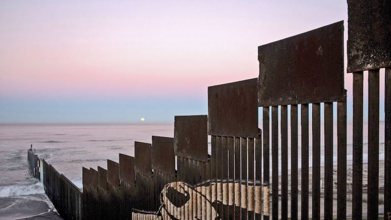 Derrière les barbelés, la plage. (GUILLERMO ARIAS/AFP/Getty Images)