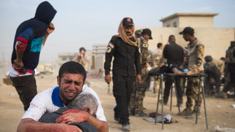 Le père et le grand-père de Shafiq, 15 ans, sont en deuil dans un hôpital de campagne le 13 novembre 2016 à Mossoul. (Odd Andersen/AFP/Getty Images)