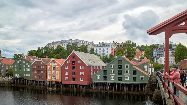 Depuis le vieux pont en bois, on découvre une vue exceptionnelle sur les anciens entrepôts colorés qui plongent leurs pieds dans la rivière Nidelva. (Charles Mahaux)