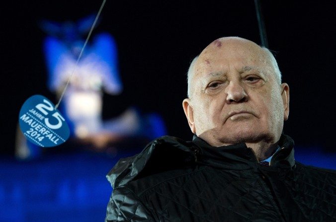 L'ancien chef de l'Union soviétique Mikhaïl Gorbatchev participe à la célébration du 25e anniversaire de la chute du mur de Berlin devant la Porte de Brandebourg à Berlin, en Allemagne, le 9 novembre 2014. (AP Photo / dpa, Bernd von Jutrczenka)