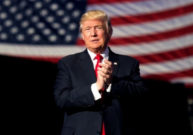 Le président élu Donald Trump arrive pour  s’exprimer lors de l’USA Thank You Tour 2016 au Giant Center à Hershey, en Pennsylvanie le 15 décembre 2016. (DON EMMERT / AFP / Getty Images)