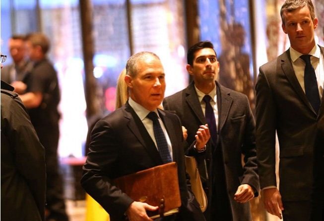 Le procureur général de l’Oklahoma Scott Pruitt arrive à la Trump Tower, le 7 décembre 2016, à New York, pour rencontrer les futurs membres du cabinet de Donald Trump. (Spencer Platt/Getty Images)