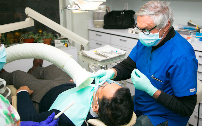 Le bureau du docteur Zeines sent l’huile essentielle de lavande qu’il diffuse sur le tablier du patient et dans l’air. (Epoch Times)