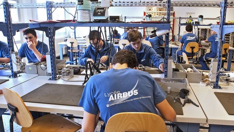 Des étudiants en formation dans une école d’apprentissage pour les emplois de la branche aéronautique d’Airbus, à Toulouse. Illustration. (PASCAL PAVANI / AFP / Getty Images)