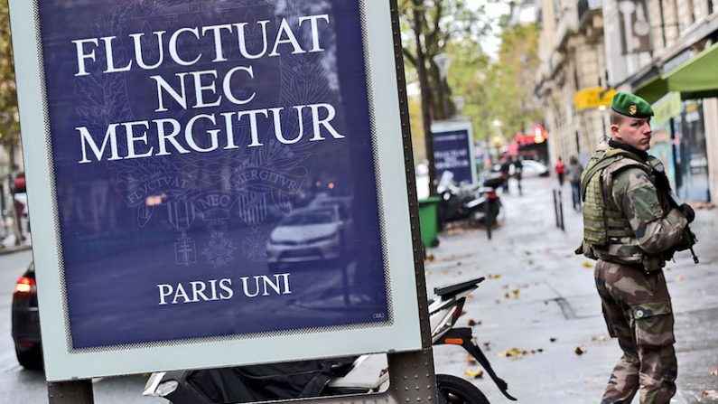 Le blason officiel de la Ville de Paris représente un bateau à voiles naviguant sur des flots et où il est inscrit Fluctuat nec mergitur, locution latine signifiant « il est battu par les flots, mais ne sombre pas ». (CHRISTOPHE ARCHAMBAULT/AFP/Getty Images)