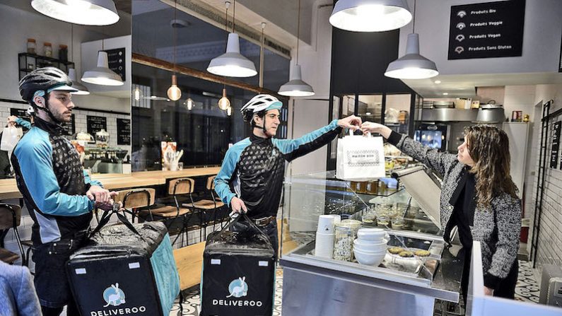 Des autoentrepreneurs travaillant pour la plateforme de livraison Deliveroo. (ERIC FEFERBERG/AFP/Getty Images)