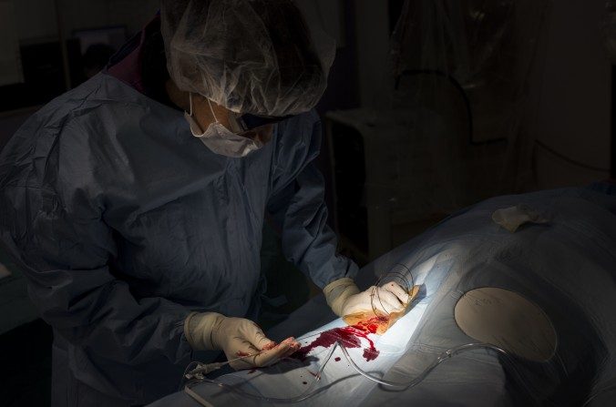 Un chirurgien opère un patient. (FRED DUFOUR/AFP/Getty Images)