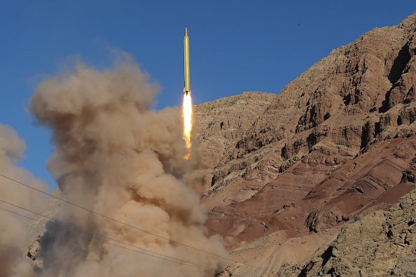 Photo d'un missile balistique longue portée lancé par les autorités iraniennes le 9 mars 2016. (MAHMOOD HOSSEINI/AFP/Getty Images)