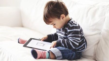 Tablette, smartphone, télévision… les écrans bientôt interdits aux enfants gardés par des professionnels ?