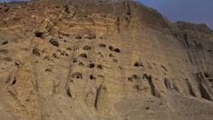 Le mystère des milliers de cavernes creusées dans la roche au Népal