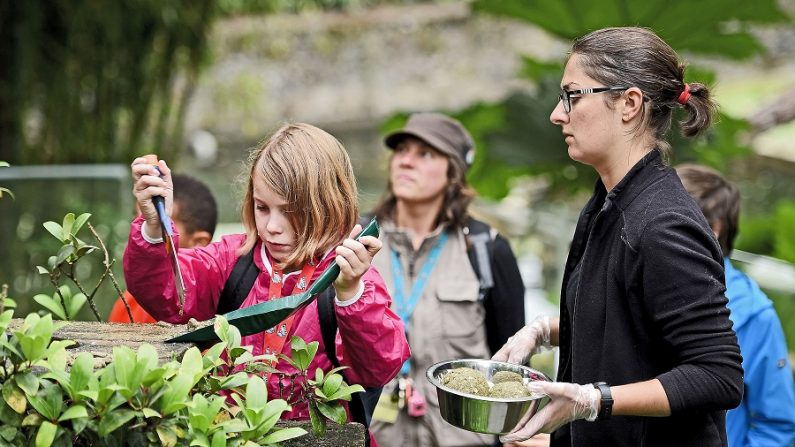 L’ouverture du Salon de l’Agriculture est l’occasion de revenir sur l’utilité de rapprocher les enfants de la nature. Qu’ils vivent en ville ou à la campagne, les enfants devraient avoir accès à des moments privilégiés de découverte et d’appropriation de la nature. (MIGUEL MEDINA/AFP/Getty Images)