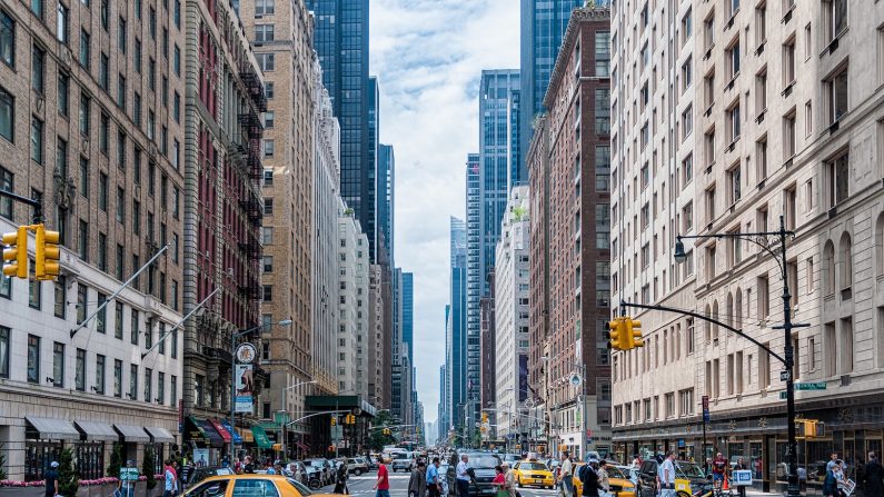 Des travailleurs traversent la rue au centre-ville de New York. Selon Joseph Grasmick, un avocat pratiquant en immigration d’affaires, l’abolition de l’ALÉNA n’annulerait pas les privilèges de visas spéciaux pour les Canadiens. (Pexels/CC0)