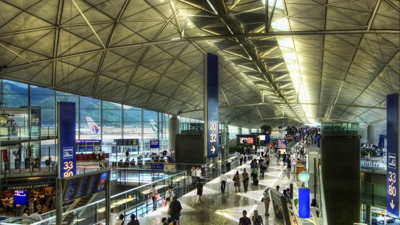 ll n’y a pas si longtemps, un journaliste allait à la pêche aux infos sur le terrain. Aujourd’hui, l’information existe sous forme de flux constant de données défilant à toute vitesse. Photo : Aéroport de Hong Kong. (Trey Ratcliff)