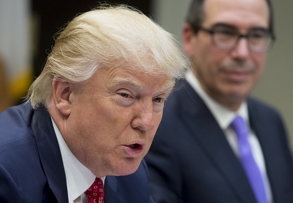 Le secrétaire au Trésor, Steven Mnuchin avec le président Donald Trump lors d'une réunion sur le budget fédéral dans la salle Roosevelt de la Maison Blanche à Washington le 22 février 2017. (SAUL LOEB/AFP/Getty Images)