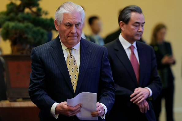 Le secrétaire d'État américain, Rex Tillerson, à Pékin, avec son homologue chinois, Wang Yi. (Zhang/Pool/Getty Images)