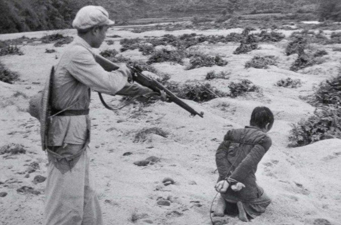 Un propriétaire terrien est exécuté par un soldat communiste à Fukang, en Chine. (Library of Congress)