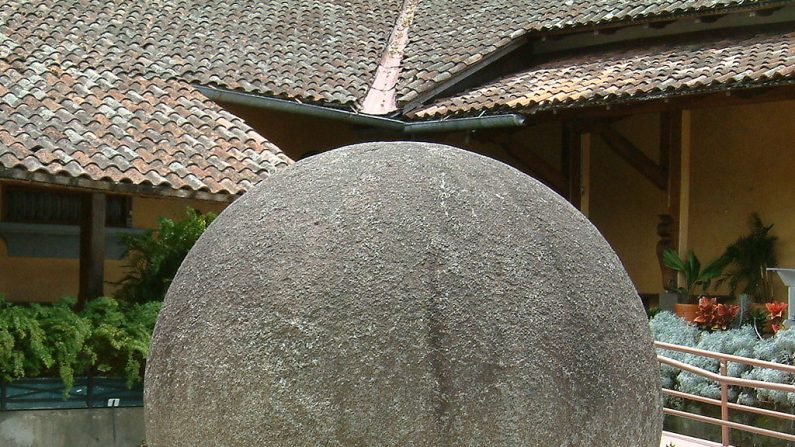 Sphère de pierre dans la cour du musée national du Costa Rica. (Wikipédia)