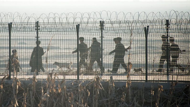 Les soldats nord-coréens patrouillent la frontière près de la ville de Sinuiju, en face de la ville chinoise de Dandong, le 10 février 2016. (JOHANNES EISELE / AFP / Getty Images)