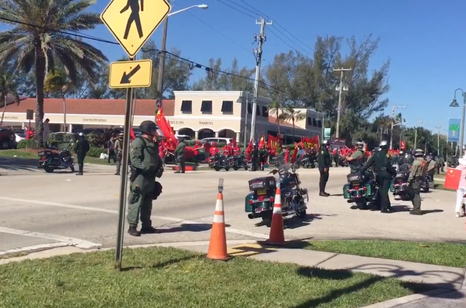 Les nationalistes pro-PCC jouent une chanson de propagande anti-américaine près de l'Eau Palm Beach Resort à Manalapan, en Floride, où séjournait le dirigeant chinois Xi Jinping le 7 avril 2017. Xi Jinping s’est rendu aux États-Unis pour se rencontrer avec le président Donald Trump. (Epoch Times)