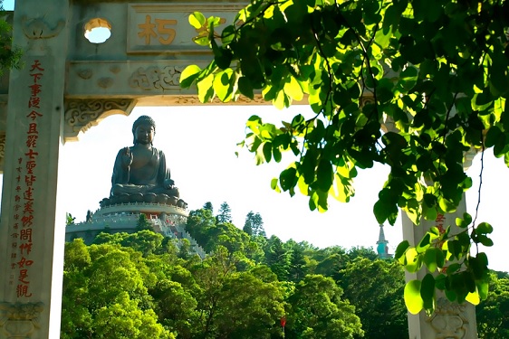 La statue du Bouddha à Hong Kong. Le Bouddha a enseigné que la vraie compassion est de penser d’abord aux autres. Aujourd’hui, une étude montre que l’amour désintéressé – un désir profond et authentique pour le bonheur des autres – annule le besoin de récompenses stimulé par le cerveau. (Ingram Publishing/Tinkstock)