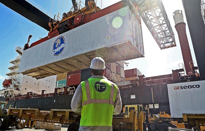 Les conteneurs sont débarqués d'un cargo à Port Everglades, Fort Lauderdale, Floride, le 24 juin 2016.  (Joe Raedle/Getty Images)