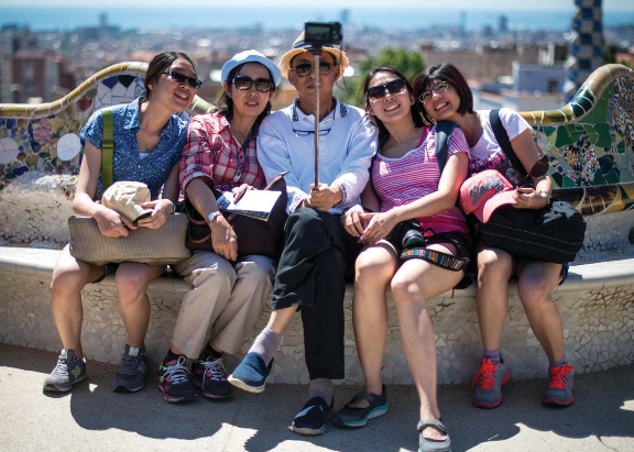 Des touristes visitent le parc Güell à Barcelone en Espagne le 11 juillet 2014. Selon le Travel and Tourism Competitiveness Report 2017 du Forum économique mondial, l’Espagne est en tête de file. (David Ramos/Getty Images)