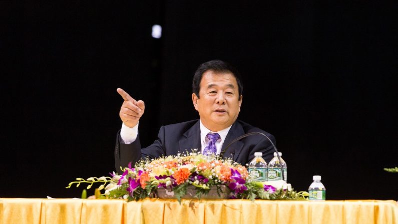 M. Li Hongzhi, fondateur du Falun Gong, a enseigné à la conférence de partage d'expérience du Falun Dafa de New York 2017 au Barclays Center à Brooklyn, le 14 mai 2017. (Larry Dye / The Epoch Times)