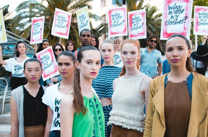 Beaucoup de fashionistas se demandent « Qui a fabriqué mon vêtement? » Pendant la semaine Fashion Revolution Week, 100 marques ont été classées sous l'indice de transparence Fashion Revolution en fonction de leur transparence sur leurs chaînes d'approvisionnement (Bryan Berry)