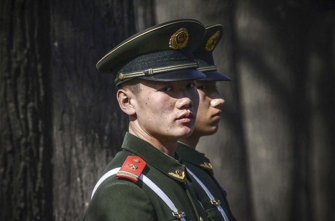 Des policiers paramilitaires montent la garde devant le Grand palais du peuple à Pékin le 2 mars 2017. (Wang Zhao / AFP / Getty Images)