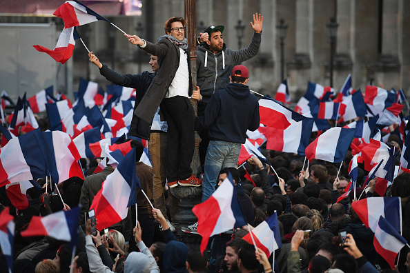 Des partisans dEmmanuel Macron au Louvre, le 7 mai 2017 (Jeff J Mitchell/Getty Images)