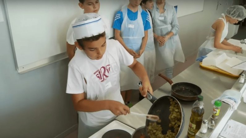 Initiation aux arts de faire culinaires au collège Marguerite de Valois, Angoulême, académie de Poitiers.
Canopé Innovation