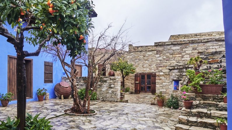 À Lefkara, un musée de la broderie a été installé dans une demeure traditionnelle qui organise son habitat autour d’une cour fermée où s’épanouissent des orangers. (Charles Mahaux)