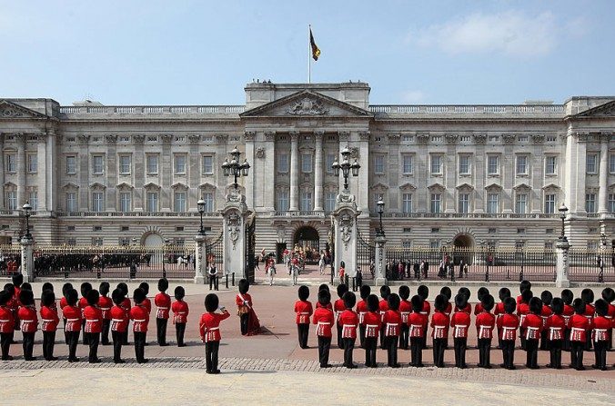 La Reine Elizabeth II de Grande-Bretagne quitte le Palais de Buckingham, situé dans le centre de Londres, pour s’adresser au Parlement lors de la cérémonie officielle de l’ouverture de l’Assemblée parlementaire à Westminster, en Angleterre, le 25 mai 2010. (Dan Kitwood/Getty Images)