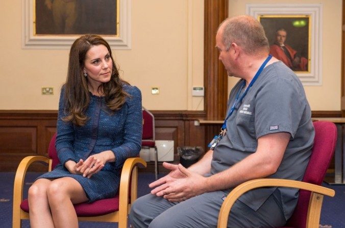 Catherine d’Angleterre, duchesse de Cambridge (à gauche), s’adresse au Dr Malcolm Tunnicliff, directeur de la clinique et consultant en médecine d’urgence, lors de sa visite au King’s College Hospital pour rencontrer le personnel et les patients victimes des attentats terroristes survenus le 3 juin sur le pont de Londres et au Borough Market, au sud de Londres, le 12 juin 2017. (Dominic Lipinski/AFP/Getty Images)