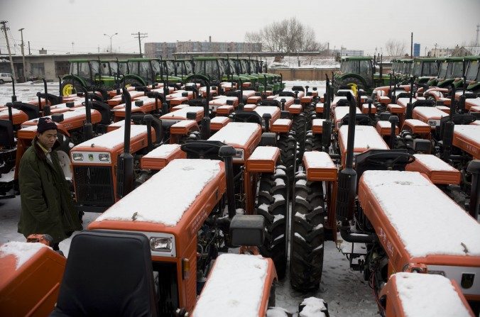 Un agriculteur examine les tracteurs à l’usine de machines agricoles à Changchun, province du Jilin, le 21 février 2009. (China Photos / Getty Images)