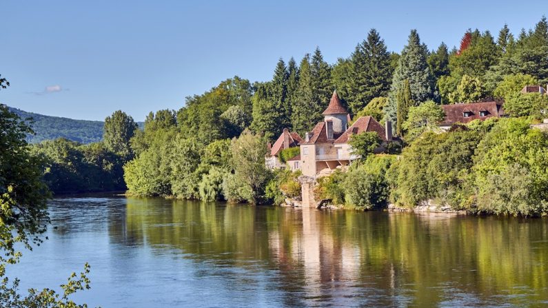 Le hameau de Gluges s’étire au pied d’une falaise qui le protège des vents. À ses pieds coule la majestueuse Dordogne. (Charles Mahaux)