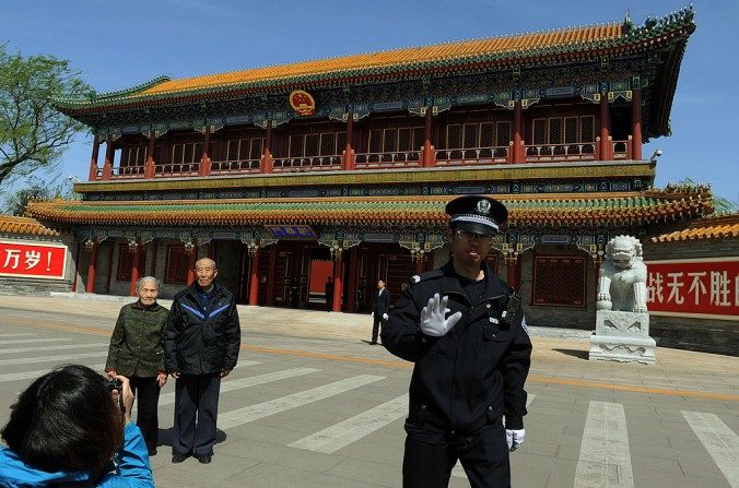 Un policier n’autorise pas à prendre des photos près de Zhongnanhai, quartier général du Parti communiste chinois à Pékin, après l’expulsion du haut fonctionnaire Bo Xilai du tout puissant Politburo, le 11 avril 2012. (MARK RALSTON / AFP / Getty Images)