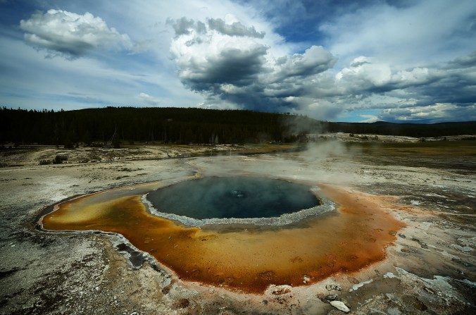 vue d'un point chaud dans le bassin supérieur de geyser du parc national de Yellowstone dans le Wyoming, le 14 mai 2016. (Mark Ralston / AFP / Getty Images)

