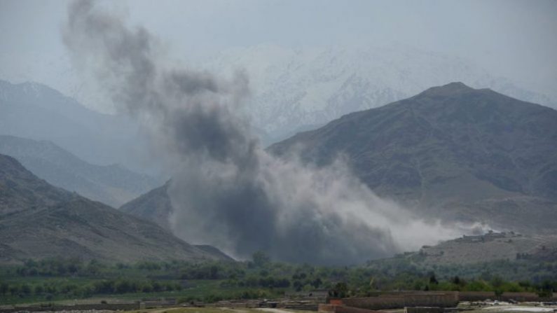 Dans cette photo prise le 11 avril 2017, la fumée s'élève après un bombardement aérien américain lors d'une opération en cours contre des militants de l'État islamique (EI) dans le district d'Achin, dans la province de Nangarhar en Afghanistan. (Noorullah Shirzada/AFP/Getty Images) 