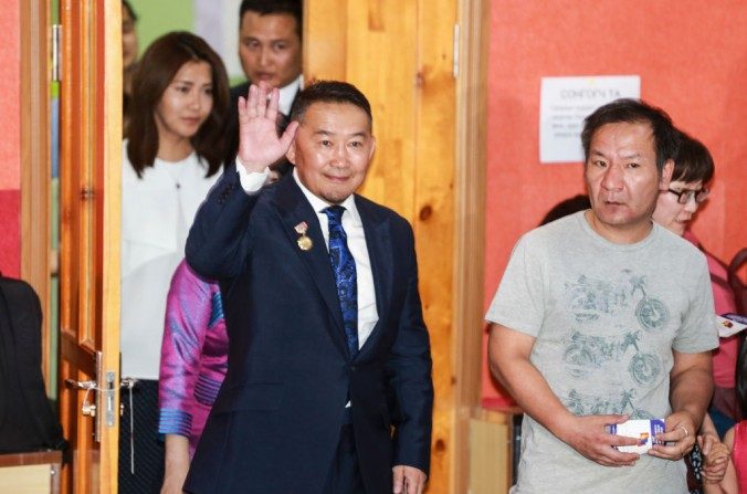 Khaltmaa Battulga, du Parti démocratique, arrive dans un bureau de vote à Ulan Bator pour déposer son bulletin dans l’urne à l’occasion des élections présidentielles du 26 juin dernier. (BYAMBAA BYAMBA-OCHIR/AFP/Getty Images)