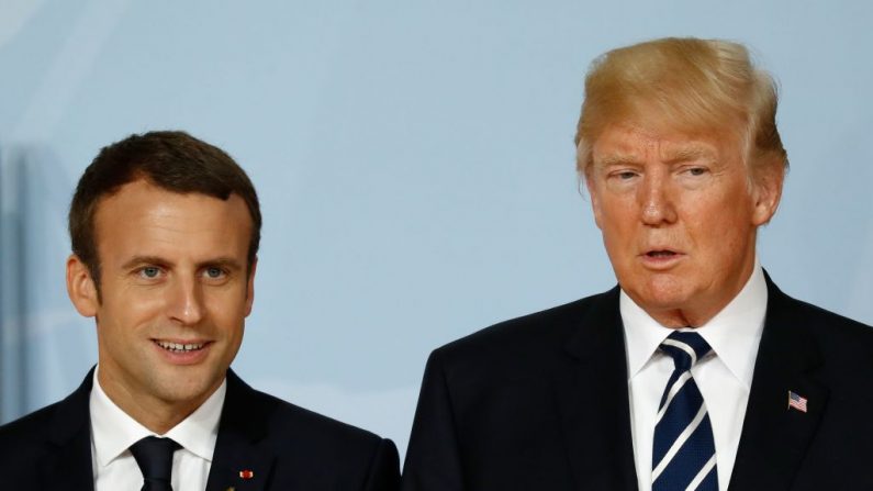 Le président français Emmanuel Macron (g) s’est mis à côté du président américain Donald Trump lorsqu’ils posaient  pour une photo de famille parmi les participants du  sommet du G20 à Hambourg,  le 7 juillet 2017. (ODD ANDERSEN / AFP / Getty Images)