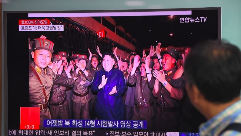 Un homme regarde un écran montrant le leader Nord Coréen Kim Jong-Un après un essai militaire balistique intercontinental (ICBM), juin 2017.  (Photo de JUNG YEON-JE/AFP/Getty Images)