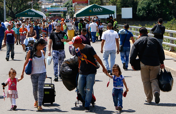 Face à la crise, des dizaines de milliers de Vénézuéliens désemparés traversent la frontière colombienne. (SCHNEYDER MENDOZA/AFP/Getty Images)