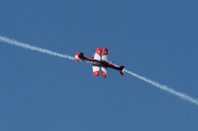 Les avions PC-7 Pilatus des Forces aériennes suisses se croisent lors d'une démonstration de vol avant la finale du tournoi de tennis Swiss Open ATP 250 à Gstaad le 30 juillet 2017. (FABRICE COFFRINI / AFP / Getty Images)