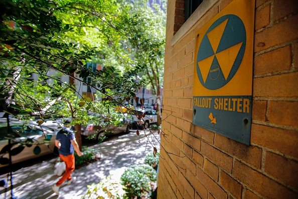 Un panneau indiquant un abri anti-atomique à New York. (EDUARDO MUNOZ ALVAREZ/AFP/Getty Images)