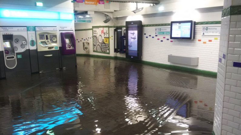 Le métro parisien inondé, le dimanche 9 juillet 2017. @AntoinedeP/©Twitter