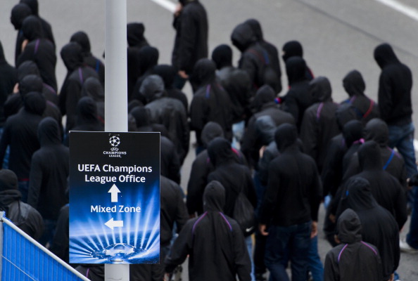 Des hooligans du FC Bâles de Suisse en octobre 2013. (FABRICE COFFRINI/AFP/Getty Images)